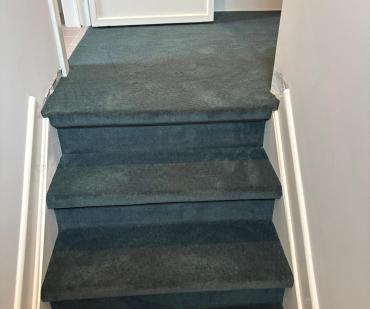 Marches et contremarches recouvertes de tapis anthracite
