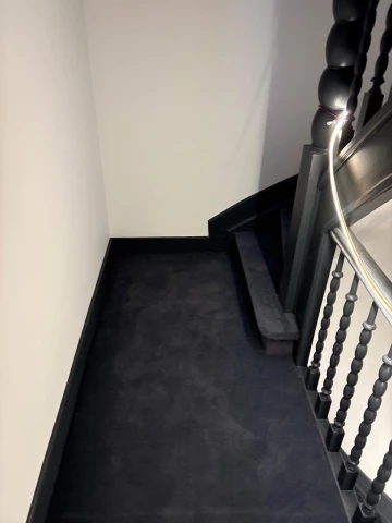 Habillage d'une cage d'escalier en tapis anthracite