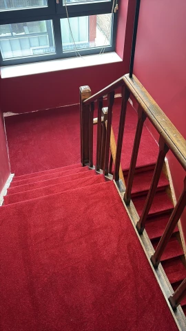 Rénovation complète d'un escalier en tapis rouge